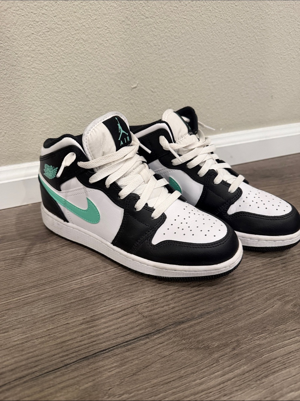 Jordan 1 Mid Green Glow Shoes Youth Size 5 Women’s Size 6.5